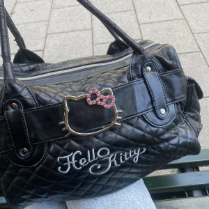 Hello kitty väska  - Jättefin väska med hello kitty💕Banden är aningen slitna annars är skicket bra. Väskan är väldigt stor med många fack så finns plats för mycket💗