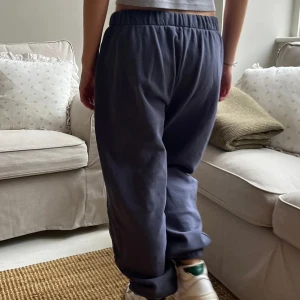 mörkblå sweatpants  - mörkblåa mjukisbyxor från brandy melville, knappt använda! 