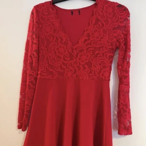 Klänning - Fin spetsklänning från Bubbleroom Använd Max 5 gånger
