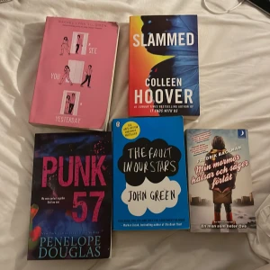 Böcker - säljer böcker jag har läst färdigt och tycker borde få ett nytt hem. Fantastiska böcker, säljer alla för 60kr styck! 🫶