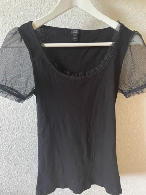 Svart spets t-shirt - Använd en gång, i jättebra skick. I storlek 36/S. 