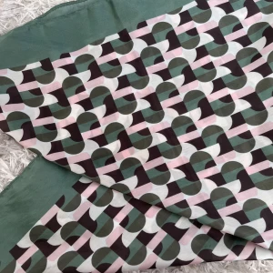 Fin scarf - Scarf som också kan knytas som en topp från young gina i&e kollektion använd 2 gånger, 65kr +frakt