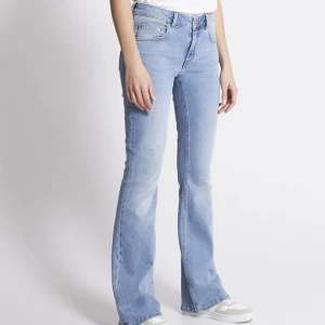 Jeans - Lågmidjade bootcut jeans, jätte fina men passar tyvärr inte :( 🤍