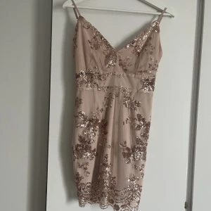 Paljettklänning  - Paljettklänning- Aldrig använd  Super snygg, elegant.   Köparen står för frakten 