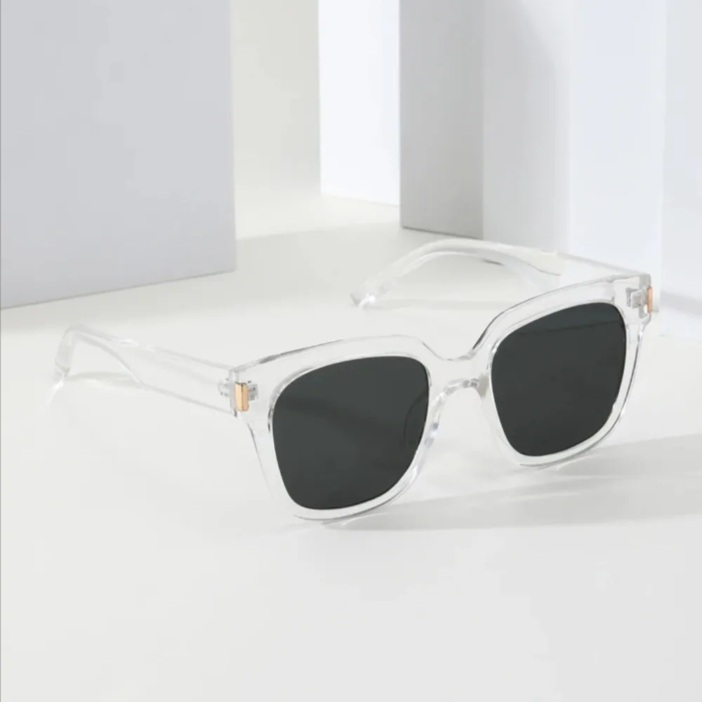 White Shades Solglasögon  Passar till de flesta outfitsen och perfekt till sommarn!. Accessoarer.