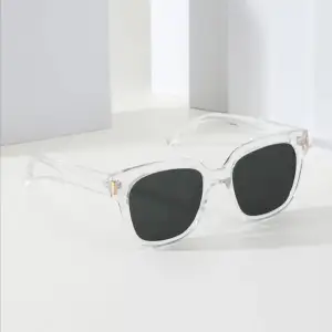 White Shades Solglasögon  Passar till de flesta outfitsen och perfekt till sommarn!