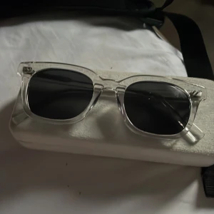 Mónten glasögon - Hej säljer mina mónten glasögon som är hur snygga som helst säljer för behöver pengar köpte för ungefär tre veckor sen har rengjört de med trasan som är med ny pris 740 Är i perfekt skick 10/10