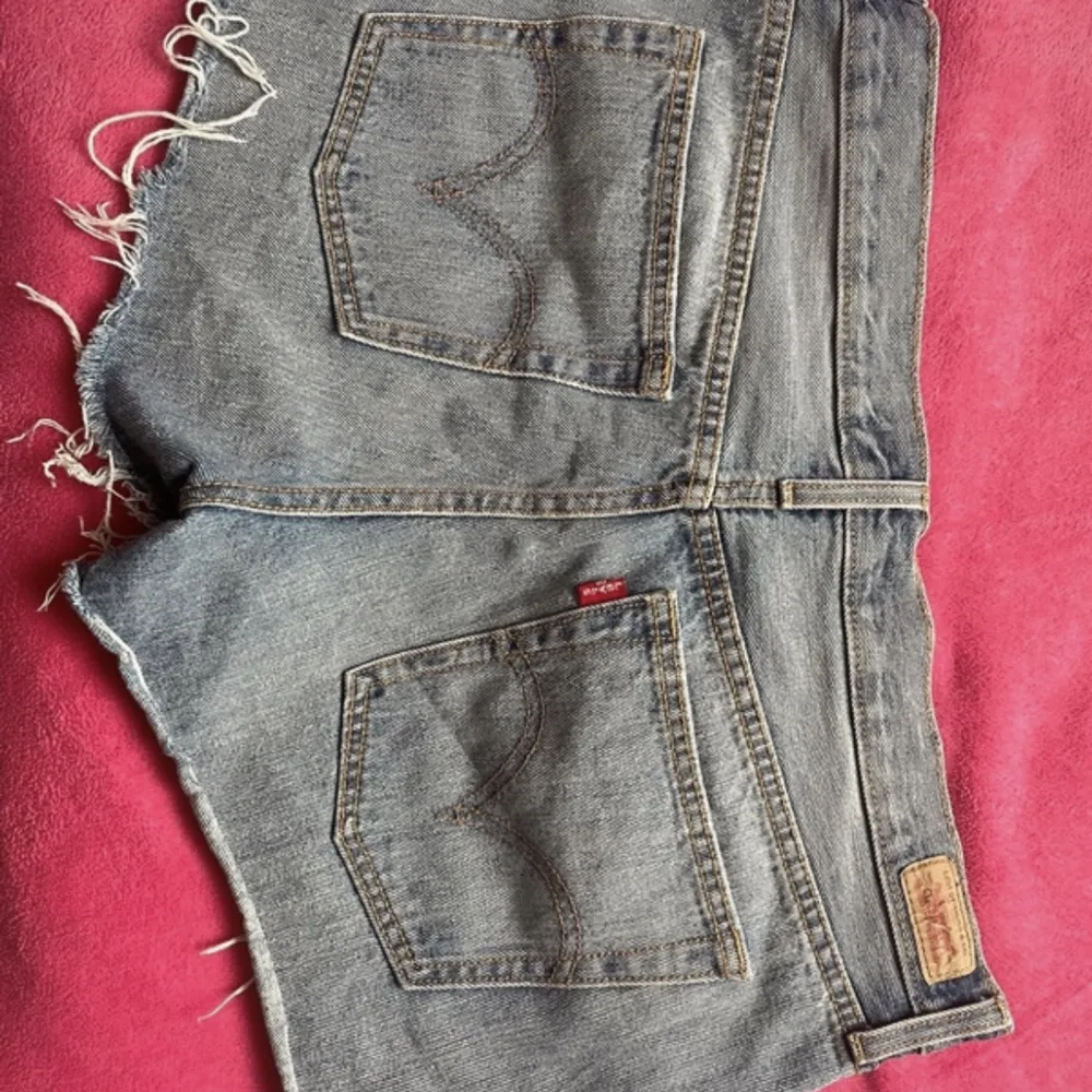 Jätte fina jeans shorts från levis❣️Bra skick men kommer ej till användning. Pris kan diskuteras.. Shorts.