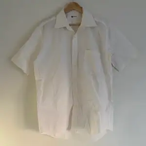 En kortärmad vit skjorta från en av Issey Miyakes diffusionslinjer, Im product. En stabil sommarskjorta i ordentligt bra material.  Storlek M, sitter lite för tight på mig.  Väldigt bra o clean som basic skjorta😎