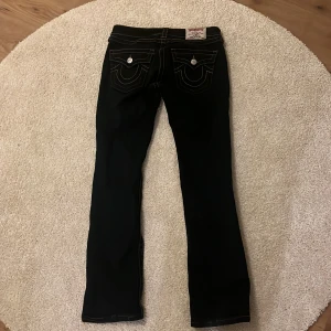 True religon jenas  - Fina byxor , stolek 28.. men de passar för lite större  säljer då de inte passar mig längre ! Kan mötas up eller så kan de sickas på posten , köpare står för frakt! .. mer bilder kom dm 