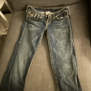 True religons  - Äkta true religons med gul/guld-aktiga sömmar. De är både bootcut och low-waist, säljer eftersom att de är för små 