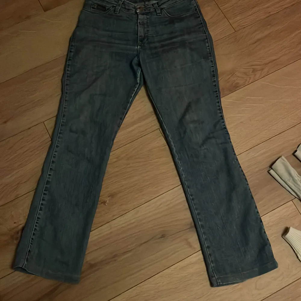As snygga vintage wrangler jeans i storleken W30/L32 och sitter perfekt på mig som har storlek 38, köptes på Humana second hand i stockholm, har använt den ett fåtal gånger, säljer pga att jag ej använder dom, sitter perfekt på längden för mig som är 153. Jeans & Byxor.
