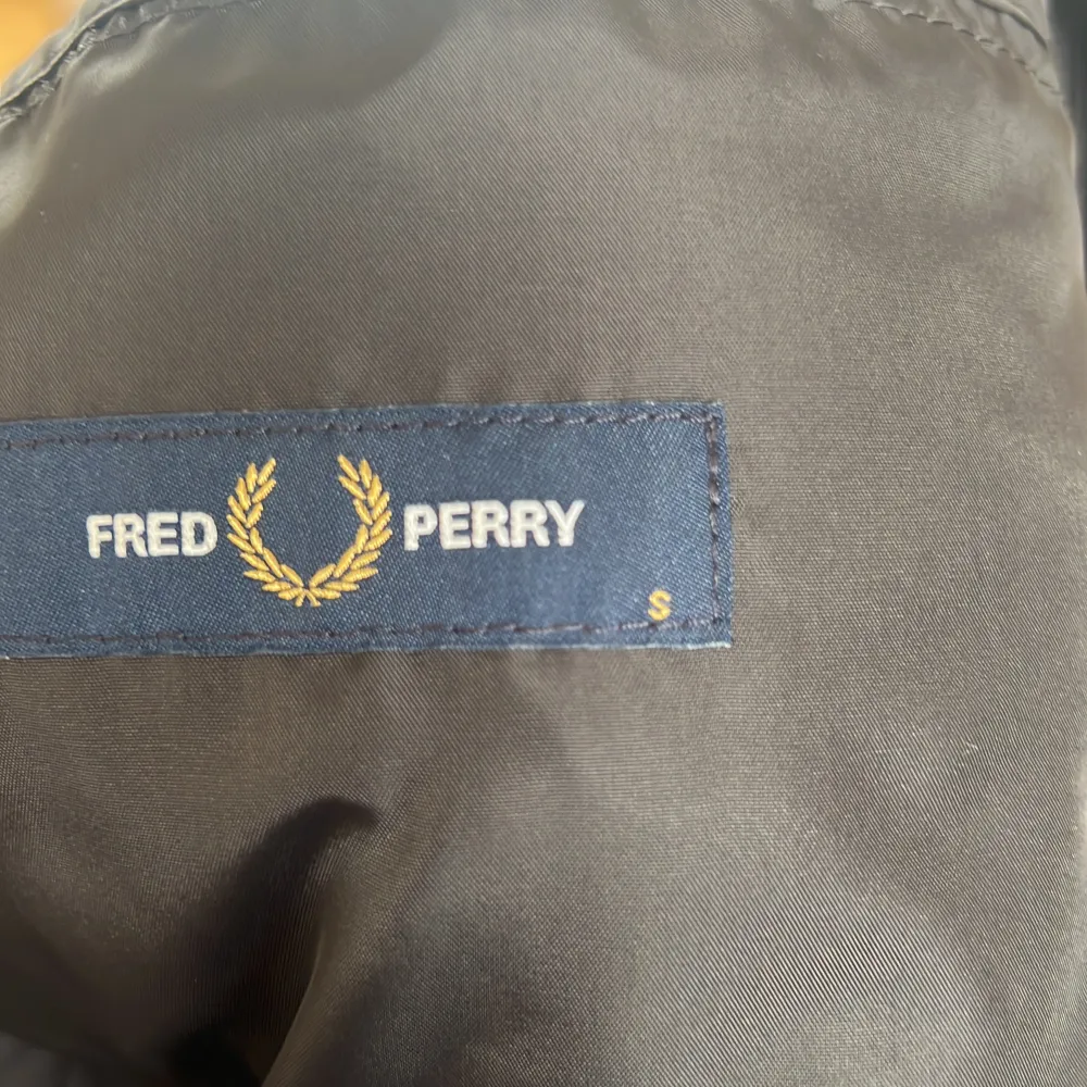 Jätte fin väst från Fred Perry som är sparsamt använd! Den har inga fläckar eller så förutom ett hål i högra ärmen som knappast syns men kan lätt sys igen om man har tid!😊 Vid snabb affär reduceras priset!😊🙌🏻 Nypris 2699. Tröjor & Koftor.