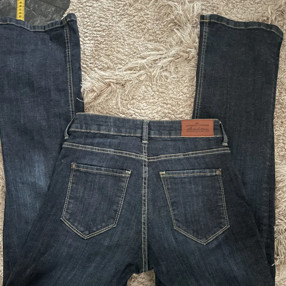 Mörkblå lätt bootcut jeans från lindex💕midwaist✨jag är 158 och dom är lite långa på mig💞fråga om du undrar något. Jeans & Byxor.