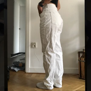 MOM JEANS VIT - Mom jeans vita från pieces. Använda 2 gånger, inga fläckar, bra skick. Stl L/36.