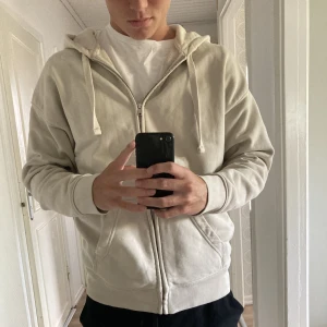Beige zip hoodie herr - En beige zip hoodie helt utan tryck om som passar till nästan allt