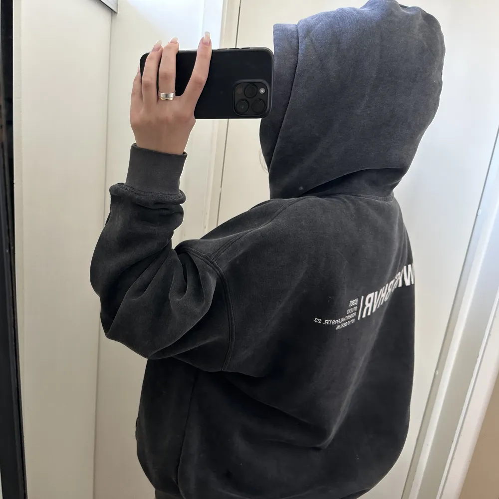 Unisex hoodie med snyggaste passformen från WRSTBHVR!! Nypris ca 900, passar perfekt på mig som är en S. Hoodies.