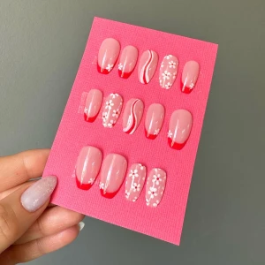 Press on nails - FÄRDIGT SET 💛 Press on nails (lösnaglar) i storlek S i en ny modell i shopen. Storleken anser bredden på dina naglar. Alla lösnaglar är handmålade av mig med gellack. Detta set är ett färdigt set och går att köpa direkt. Jag skickar med 14 naglar 🩷