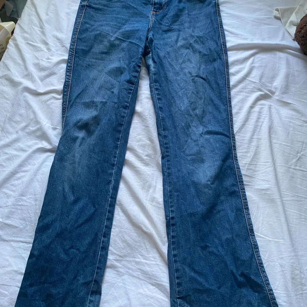 Jättefina mörkblåa Bootcut jeans från Cubus! Dom är i fint skick. Ny pris är 500kr.. Jeans & Byxor.