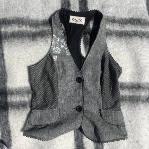 vintage väst - figursydd väst vintage från only, superfint skick i storlek s/36