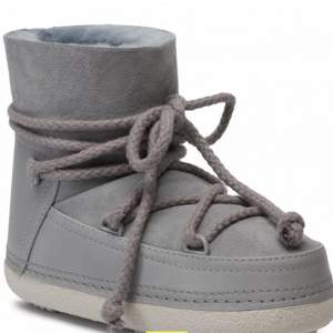 Tryck ej på köp nu, säljer dessa grå tryck ej på köp nu! säljer dessa grå inuikii skor, de är väldigt varma! Köptes här på Plick, de är ganksa bra skick! Pris kan diskuteras