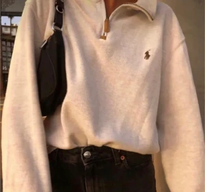 Ralph Lauren sweater  - Ralph Lauren tröja, storlek L. Oversize. Köpt här på Plick, bilder lånade av säljaren. Lite hård i materialet, men annars fint skick. Knappt använd.  Köp direkt för 500 kr.