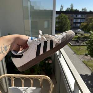 Säljer nu iväg mina adidas sambas då de aldrig riktigt kommit till användning, i fint skick men såklart syns att det är använda ett fåtal gånger.