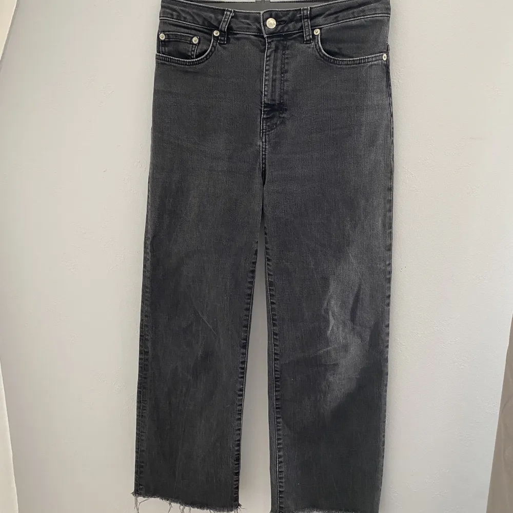 säljer dessa svarta/gråa jeans från lager 157🖤 har använt dom ganska mycket så dom är därför lite slitna där bak men är i acceptabelt skick🖤. Jeans & Byxor.