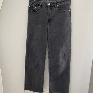 säljer dessa svarta/gråa jeans från lager 157🖤 har använt dom ganska mycket så dom är därför lite slitna där bak men är i acceptabelt skick🖤