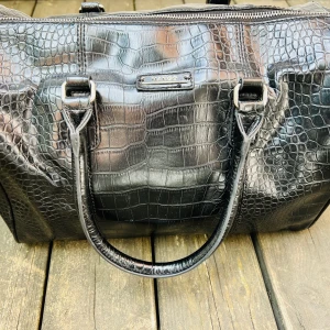 Dam Väska från Mango säljes - Mycket fin dam väska från mango I skin.  Väskan är använd fåtal gånger (i topp skick).  Väl rymlig, innerfack finns.  ” pris går att pruta för snabb affär”. 