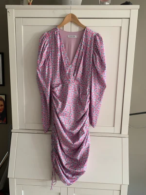 Adoore klänning - Säljer min vackra klänning från Adoore strl 38  Endast använd 1 gång 