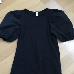 Svart topp - Jättefin svart topp med puffärmar. Oanvänd! 💖