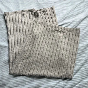 Lång kjol - Kjol från Shein, bra och skönt material aldrig använd. Ingen slit på sidan, Passar XS💕