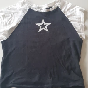 Tajt magtröja - Har ej vart min stil, använt ca 2 gånger. Men är jätte fin t-shirt i s. Men skulle säga att den passar bättre som xs💗💗