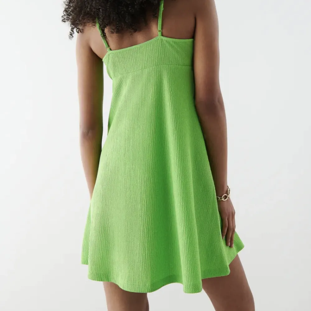 En lime grön klänning från Ginatricot i storlek M. Rättvis i storlek men skulle funka i S också. Använd ett fåtal gånger, de vill säga så gott som ny.. Klänningar.