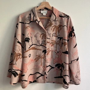 Mönstrad skjorta - Monki - Fin mönstrad skjorta från Monki, en ficka. Storlek XS men oversized.