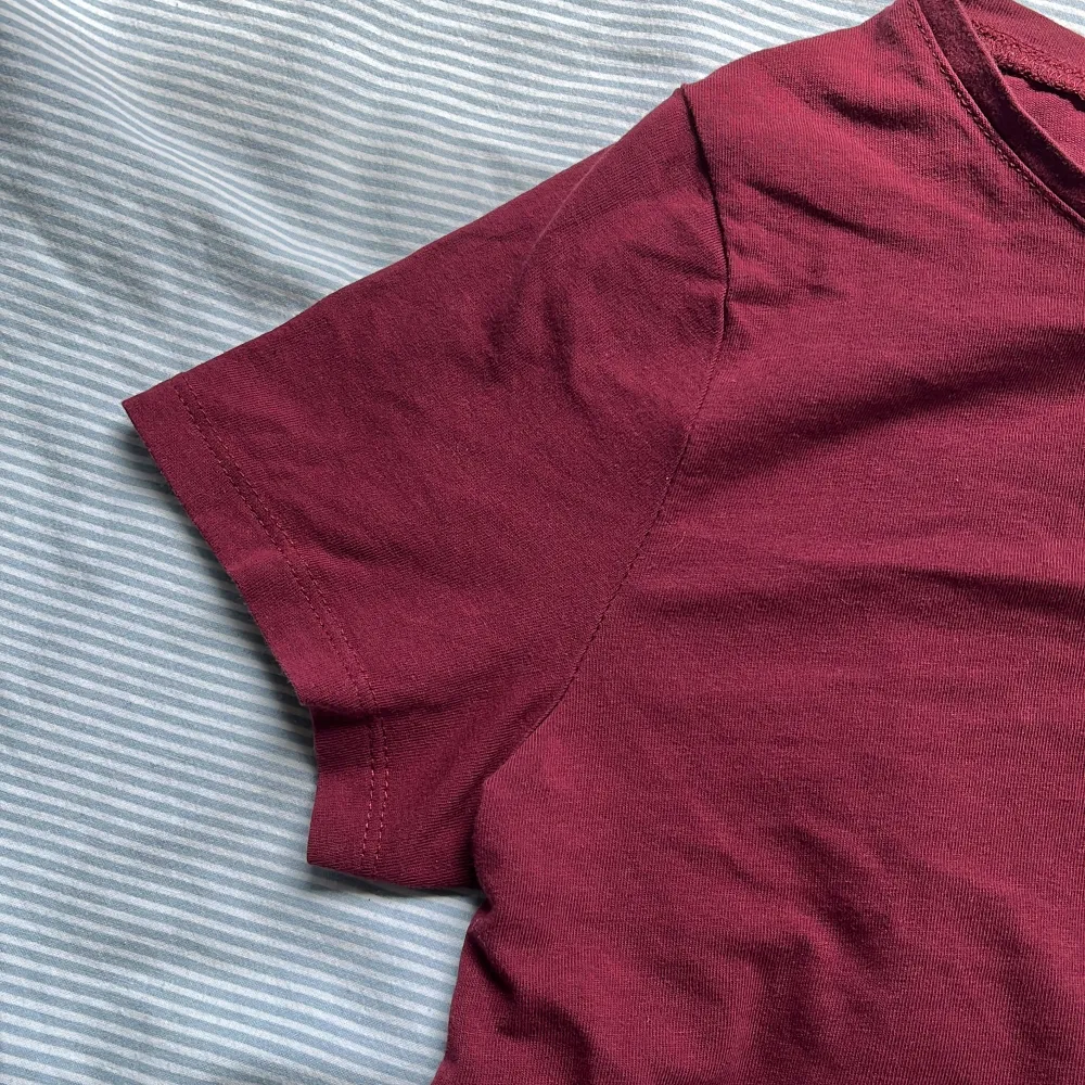 Vinröd t-shirt ifrån Kappahl, aldrig använd, luftigt material ⭐️. T-shirts.