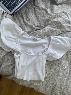 Zara topp/ magtröja  - Har använt den vid tre tillfällen!   Skriv gärna till mig om du vill ha fler bilder🫶
