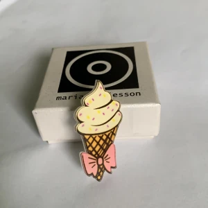 Brosch - Liten brosch med glassmotiv. Aldrig använd! 