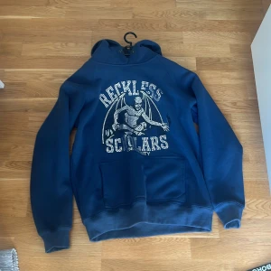 reckless scholars - Säljer tröja jag köpt som är oanvänd nästan till helt ny, Sållsynt hoodie som ej finns längre och köpa! Kom Pm vid frågor 