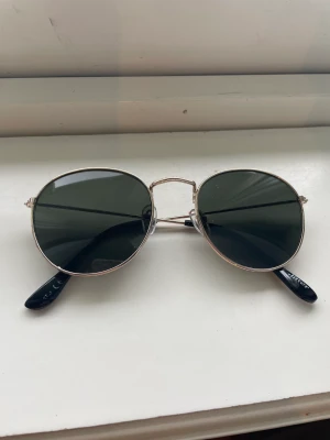 Solglasögon - VILL BLI AV MED ALLT SÅ SKRIV FÖR FRÅGOR OCH PRISET GÅR ATT DISKUTERA! Säljer dessa solglasögon från glitter! Perfekt nu till sommaren! Frakten tillkommer 