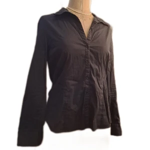 Svart skjorta - Str 44. Pris är diskuterbart vid snabb affär. 💖 lite fläckat men går bort i tvätten. Vid frågor skicka pm. 