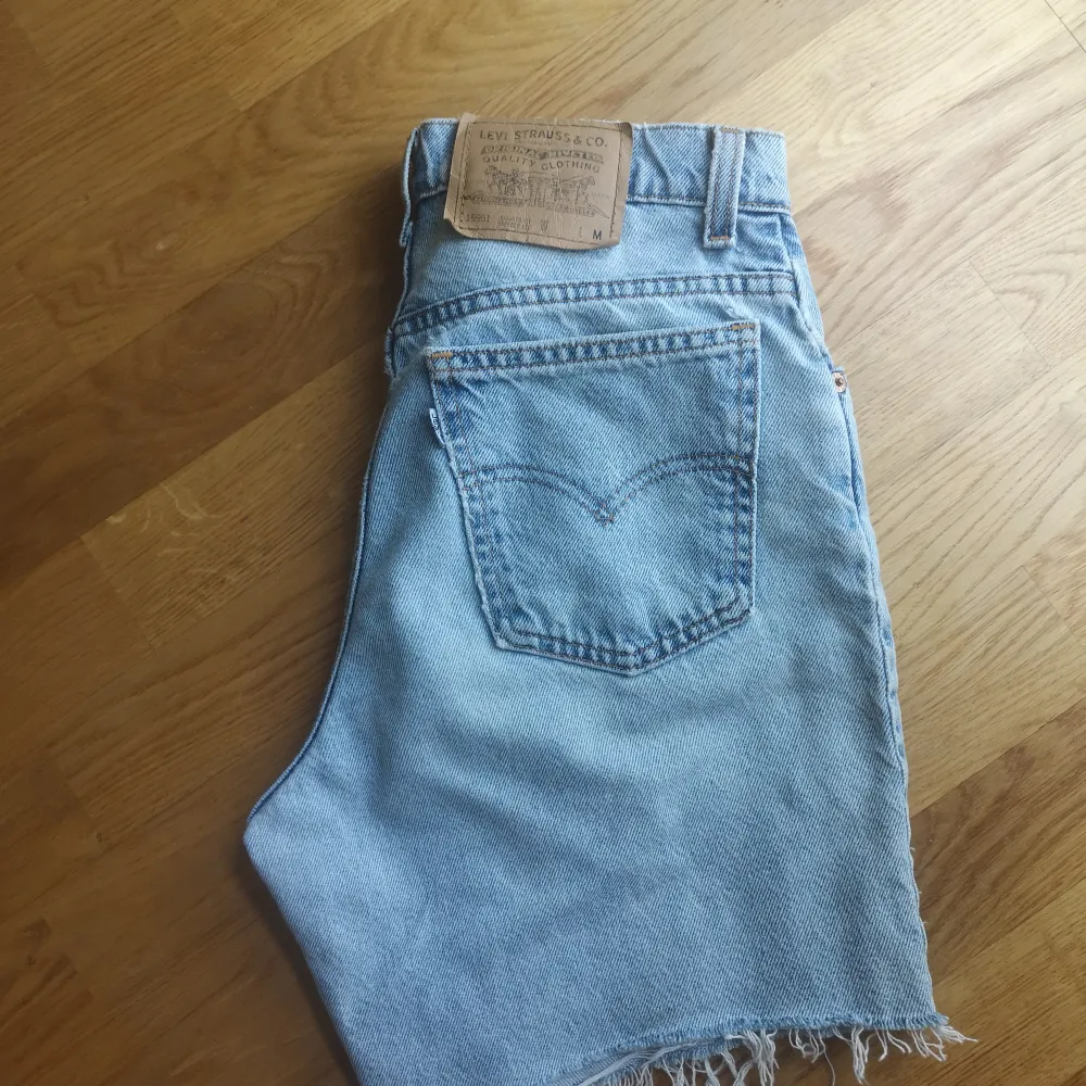 Vintage jeansshorts från Levis. Finns två små fläckar fram på shortsen. Syns ej när man har dem på sig.  Mått: Midja (mätt rakt över): 35 cm . Shorts.