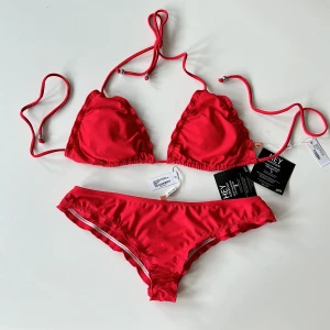 Bikini  - Bikini från Nelly. Helt ny toppen är i storlek xl och trosan s.