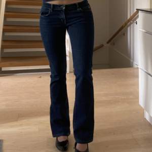Så snygga jeans från miss sixty, size 27. Innerbenslängd ca 81 cm och midjemått ca 72-73 cm💓 160kr eller högsta bud! Jag är 169cm lång.