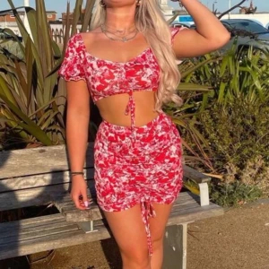 Blommigt set - Blommigt set i röd/rosa/vit. Använd 1 gång, så som ny!