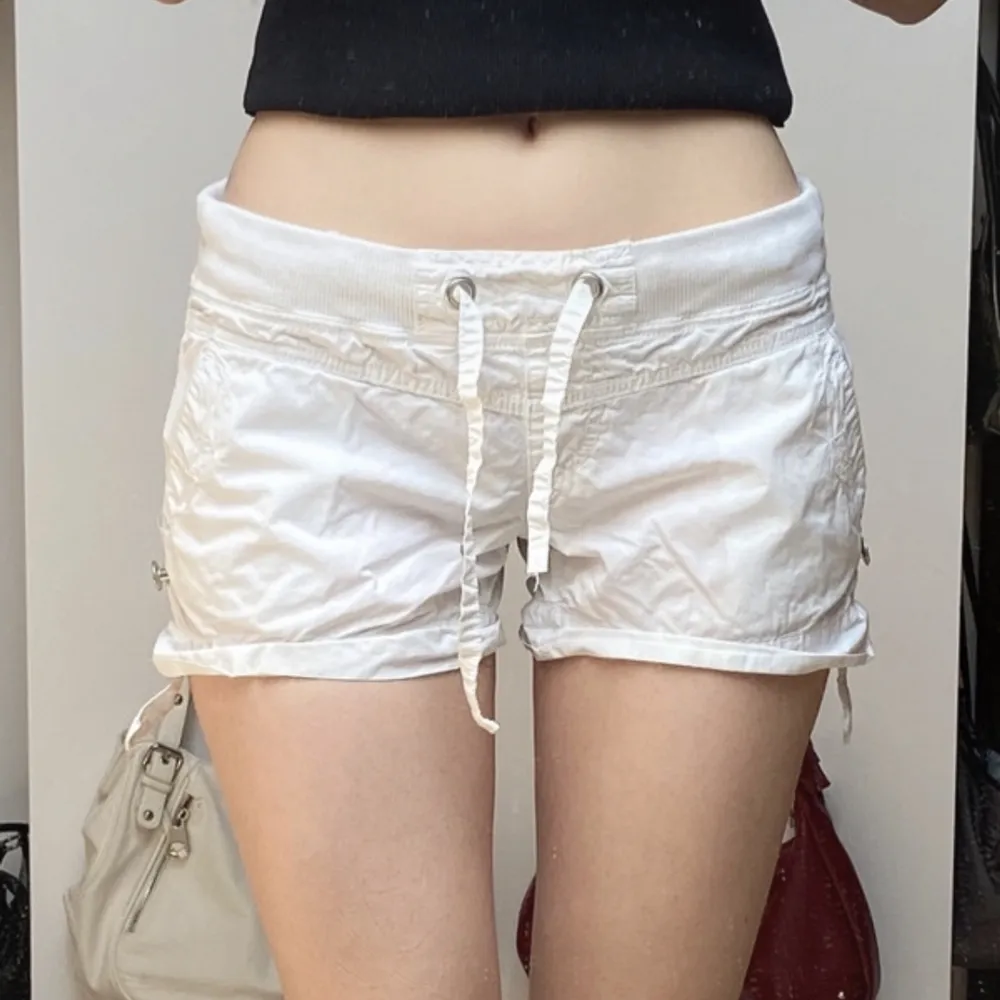 Jättesnygga cargoshorts köpt second hand men passade tyvärr inte mig därav använder jag inte mina egna bilder! Shortsen är i bra skick! ☺️. Shorts.