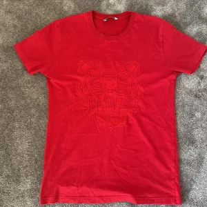 Röd kenzo t shir - Oanvänd kenzo t shirt, köpte den för 1 år sedan har inte använt den.