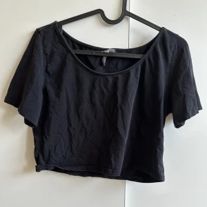 Black croptop - Färg: Svart Storlek: L
