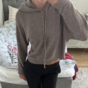 Gullig stickad hoodie💜 - Säljer min fina stickade populära hoodie från Lindex. Använd men i bra skick.💜